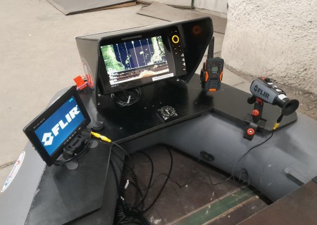 Veneessä varusteluna mm Humminbird Mega-viistokaikuluotain ja Flir-lämpötähystin.