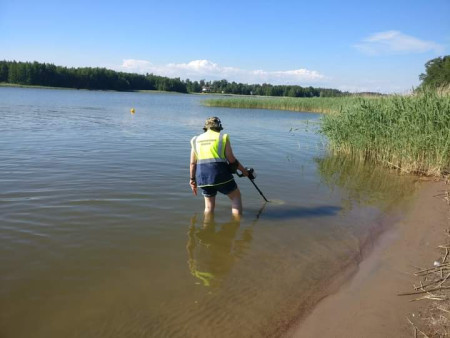 Metallinpaljastimen avulla voidaan etsiä veteen pudonneita esineitä.