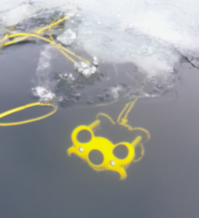 Vedenalaista robottikameraa (ROV:ia) voidaan käyttää myös jään alla.