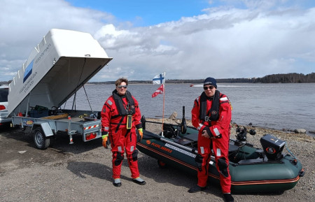 Kuomullisessa kuljetusperäkärryssä kalusto kulkee sujuvasti.