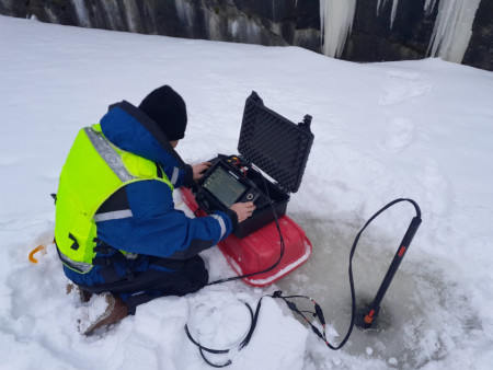 Voimme suorittaa etsintää myös talvella, jäähän tehdyn aukon kautta.