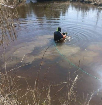 Pieniä lampia ja ojia voidaan tutkia kahlaamalla.