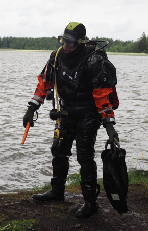 Veteen pudonneita esineitä voidaan etsiä myös sukeltamalla.