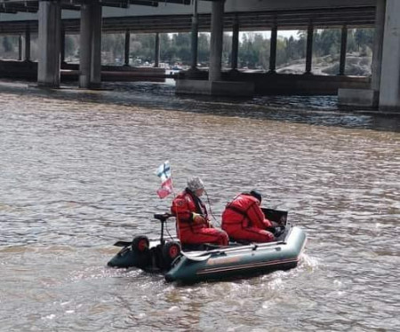 Kaikuluotausta siltojen ympärillä.