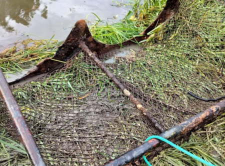 Vantaanjoesta löytyi myös vanha jääkiekkomaali, törröttäviä metalliputkia ja muuta roskaa jotka nostettiin pois.