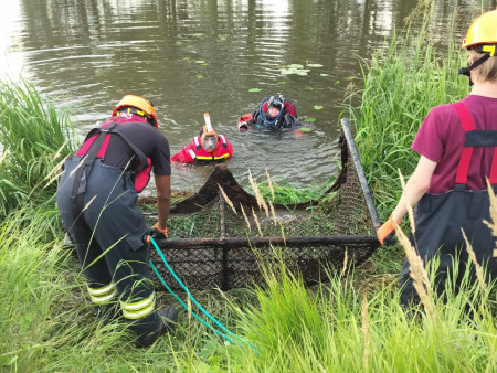 Joesta löytyneen jääkiekkomaalin ja autojen nostossa auttoi meitä myös Tapanilan VPK
