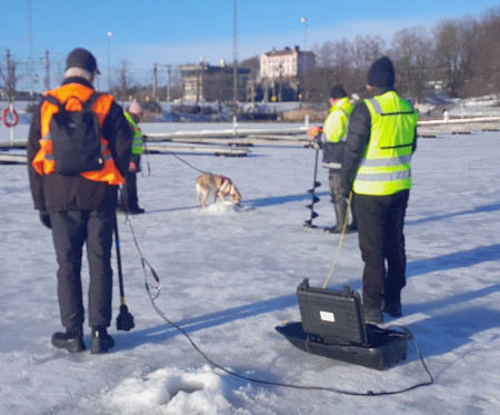 Talvietsintää tehtiin kantavan jään päältä koiran ja vedenalaisen tutkan avulla.