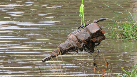 Osa autoista oli hajonnut osiin joen pohjalle.