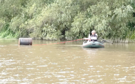 Paimionjoesta siivottiin etsinnän yhteydessä pois myös joessa ajelehtinut ruosteinen tynnyri.