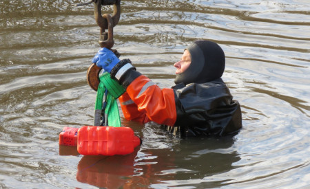 Karhusaaren sillan läheisyydestä löytyi omituinen muovisäkki ja moottoripyörä.
