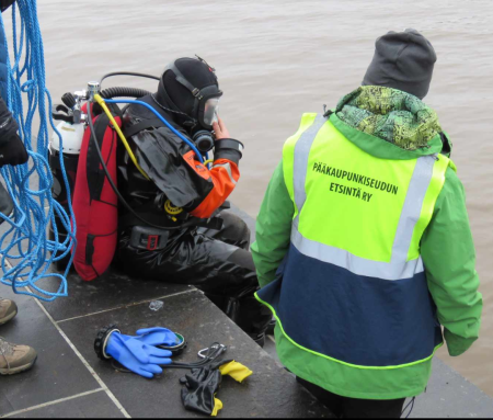 Sukeltaminen ja esineiden etsintä on tiimityötä.