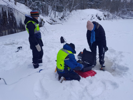 Vuosaaren vanhan kaivoslammen pohjasta löytyi autoja muistuttavia kohteita.